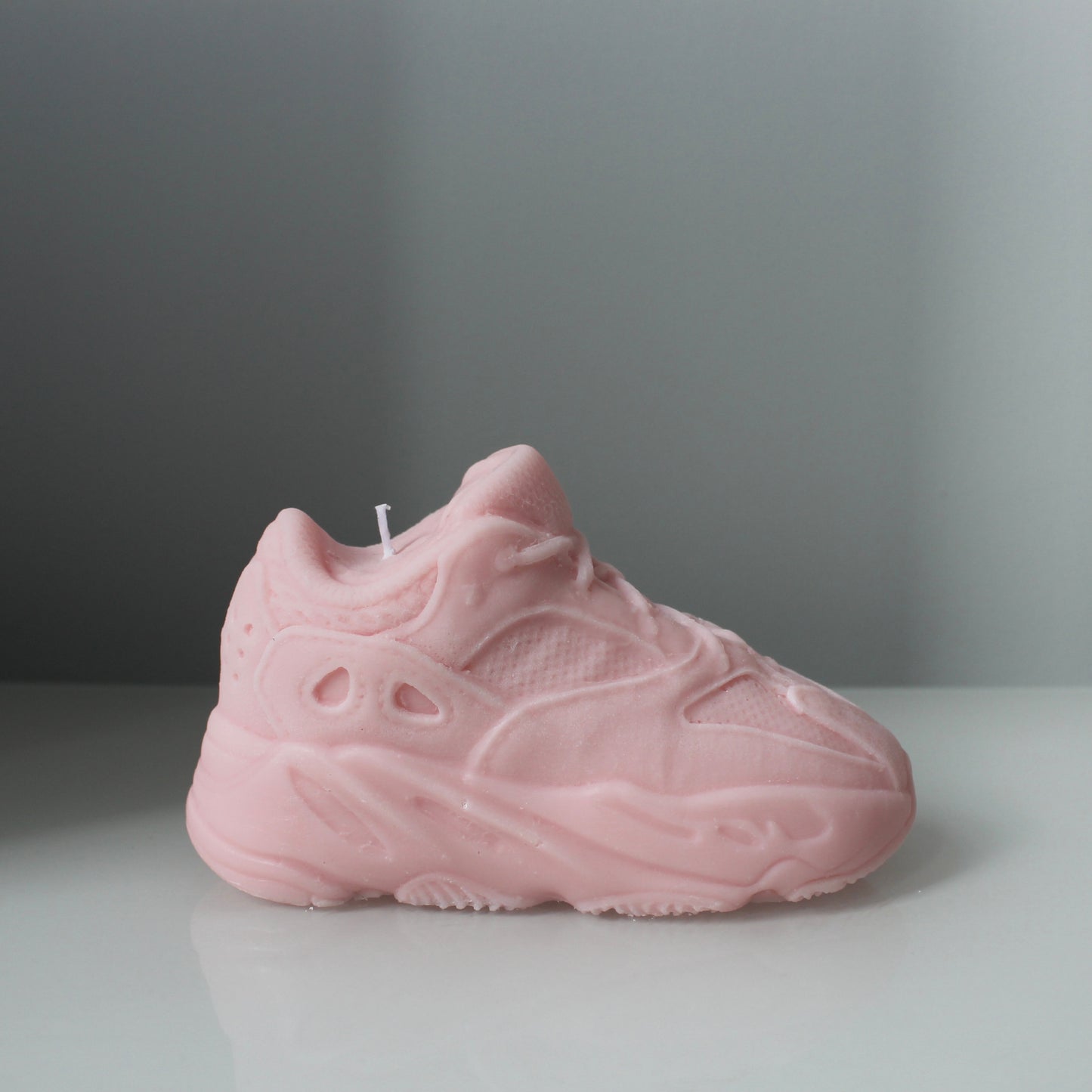 YZY700 sneaker candle. sneaker kaars. schoenen kaars.