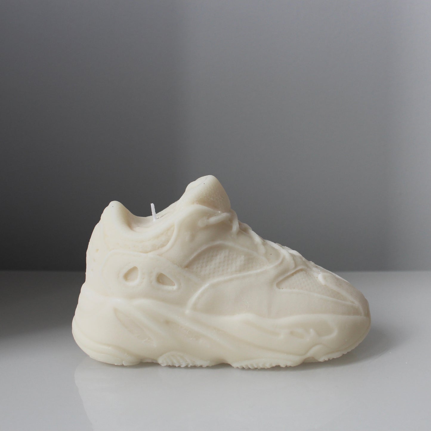 YZY700 sneaker candle. sneaker kaars. schoenen kaars.